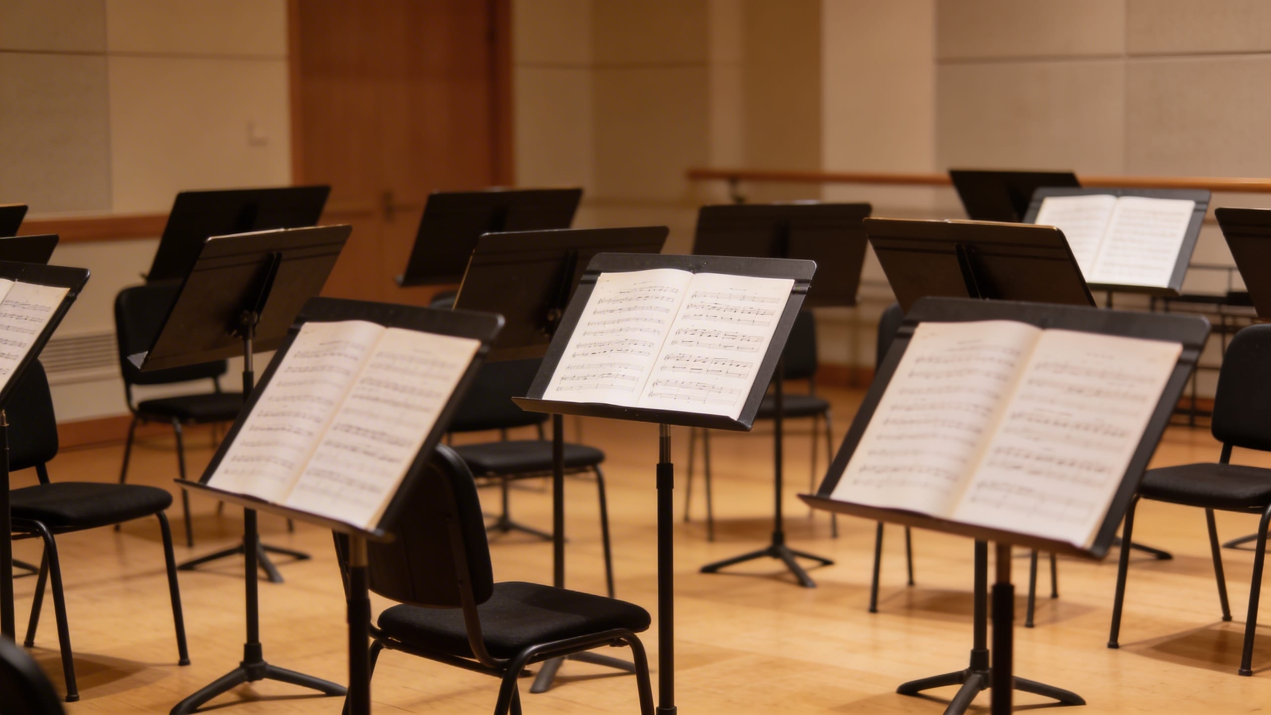 Stand partitur berkualitas tersusun rapi untuk event konser musik di Malang dengan harga sewa terjangkau